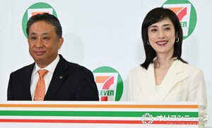 『セブンイレブンの日』2026 PR発表会に登壇した(左から)阿久津知洋社長、天海祐希 (C)ORICON NewS inc.