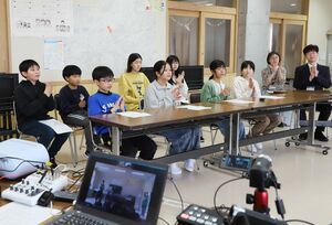 正院小学校の児童とオンラインで交流する南万代小6年生=新潟市中央区幸西4