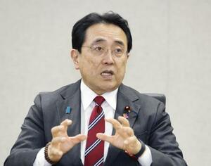 インタビューに答える赤沢経産相