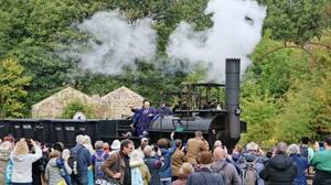 26日、英中部シルドンを走る200年前のモデルを再現した蒸気機関車(共同)