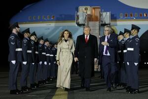 16日、ロンドン郊外の空港に到着したトランプ米大統領(中央)と妻のメラニアさん(左)(ゲッティ=共同)
