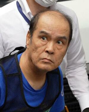 送検のため名古屋・中村署を出る鳴海洋容疑者=16日午前8時40分