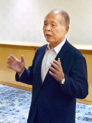自民党総裁選の対応について、記者団の取材に応じる鈴木宗男参院議員=23日午後、札幌市