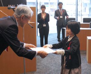 表彰を受ける児童ら＝アオーレ長岡