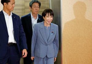 自民党本部で麻生元首相との会談に向かう自民党の高市総裁。党役員や閣僚人事の検討に着手した=5日午後、東京・永田町