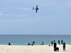　「南紀白浜エアショー」で曲技飛行を披露する室屋義秀さんのプロペラ機＝２５日午前、和歌山県白浜町