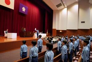 卒業式に出席した警察学校の初任科生=8日午前、東京都府中市