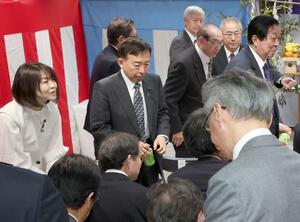 花角英世氏の事務所開きに出席した公明党県議の安沢峰子氏（左）と市村浩二氏（左から２人目）。公明の支持母体・創価学会は組織的な選挙運動をしない見通しだ＝７日、新潟市中央区