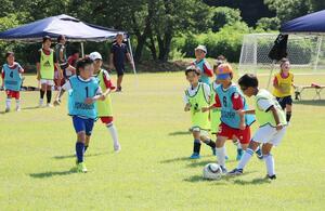 はつらつとしたプレーを展開する子どもたち=阿賀町津川
