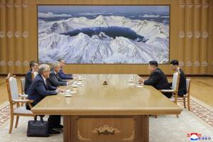 ロシアのショイグ安全保障会議書記(左から3人目)と会談する北朝鮮の金正恩朝鮮労働党総書記(右から2人目)=17日、平壌(朝鮮中央通信=共同)