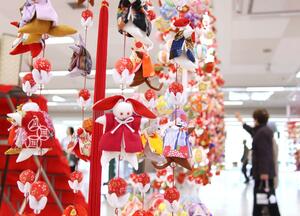 色鮮やかなつるしびなが並んでいる「つり飾り展」＝見附市学校町１