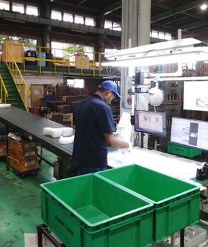 自動車内装用の樹脂部品を手がける長谷川有機の操業風景=1日、群馬県太田市