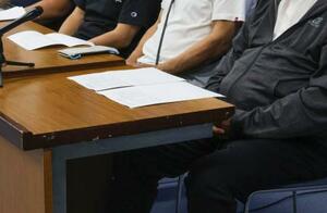 大阪府庁で記者会見する、大阪・関西万博の海外館建設に携わった下請け企業の関係者=23日午後
