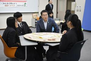 公共施設の在り方について、中原八一市長と考えた万代高校の生徒＝新潟市中央区沼垂東６