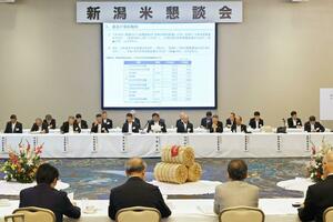 米価高騰に伴う買い控えなどに懸念が示された新潟米懇談会=9月6日、新潟市中央区