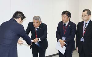 資源エネルギー庁に、柏崎刈羽原発の再稼働に際し原発周辺の7市町にも理解を要請する行動を取るよう求める7市町の市議ら=東京・霞が関の資源エネルギー庁