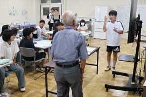 手話を学ぶ柏崎高校付属中の生徒ら=柏崎市学校町