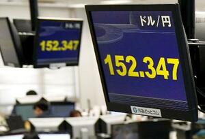 一時1ドル=152円台を付けた円相場を示すモニター=8日午前、東京都港区の外為どっとコム