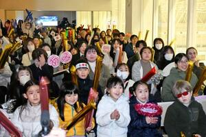 　新潟市で開かれた中井亜美の応援会＝２０日早朝