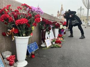 　２７日、野党指導者のネムツォフ元第１副首相の暗殺現場に花を手向ける人＝モスクワ（共同）
