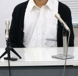 第三者委員会の調査結果公表を受け、記者会見する被害を受けた男性=31日午後、熊本県庁