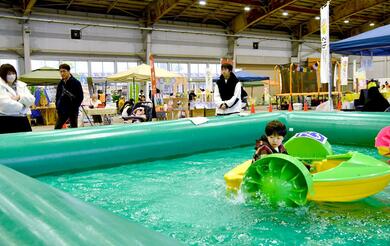 子ども興奮！広い屋内に水の遊び場 新潟市中央区で「ミナト・イン