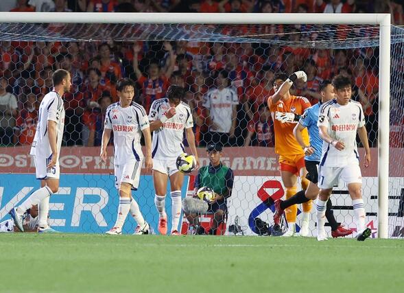 川崎－新潟　前半、追加点を奪われ０－２とされる新潟＝Ｕ等々力