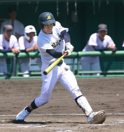 日本文理-開志学園 3回裏、日本文理2死一、二塁,小川翔大が右前適時打を放ち1点追加。2-0=長岡市悠久山球場