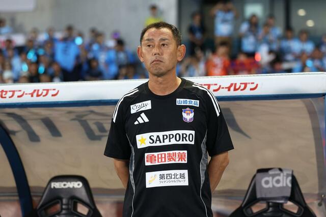川崎－新潟　就任後初の指揮を執る入江徹監督＝Ｕ等々力