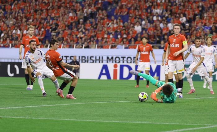 浦和－新潟　後半、ブーダのシュートが相手ＧＫに防がれる＝埼スタ