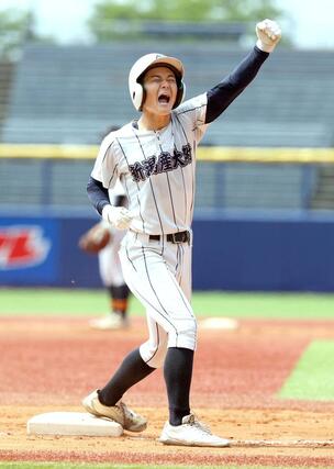 帝京長岡-新潟産大付 2回新潟産大付1死三塁、中村心虹が適時三塁打を放ち1-0。三塁上でガッツポーズする中村