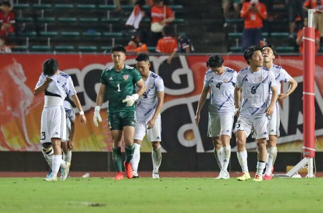 JSC-山口 試合終了後、悔しがるJSCの選手ら=みらスタ