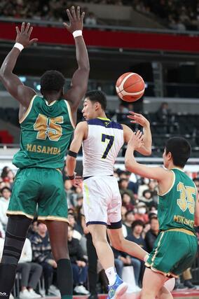 男子準々決勝　帝京長岡－福岡第一　第２クオーター、帝京長岡の赤澤翔心がパスをさばく