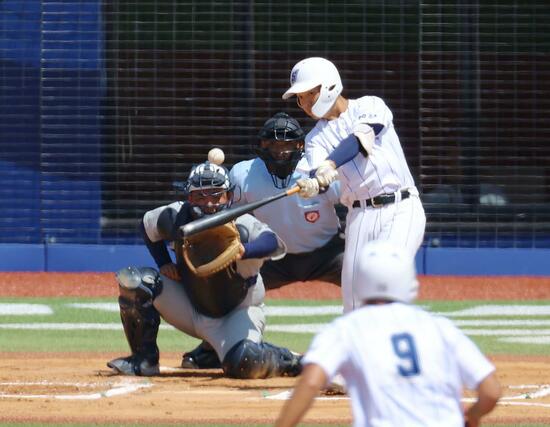 中越－新潟産大付　１回表２死一、二塁　５番小平乃希が左中間に先制の適時二塁打を放つ＝エコスタ