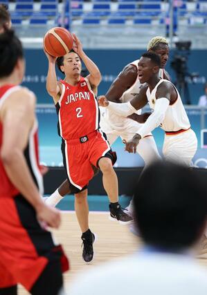 男子バスケットボール 日本-ドイツ 第2クオーター パスを出す富樫勇樹=7月27日、フランス・リール