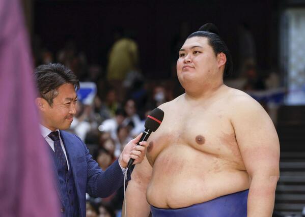 優勝インタビューに答える大の里＝両国国技館