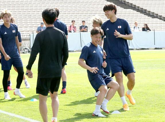 前日練習で体を動かす三戸舜介(スパルタ)=ボルドー