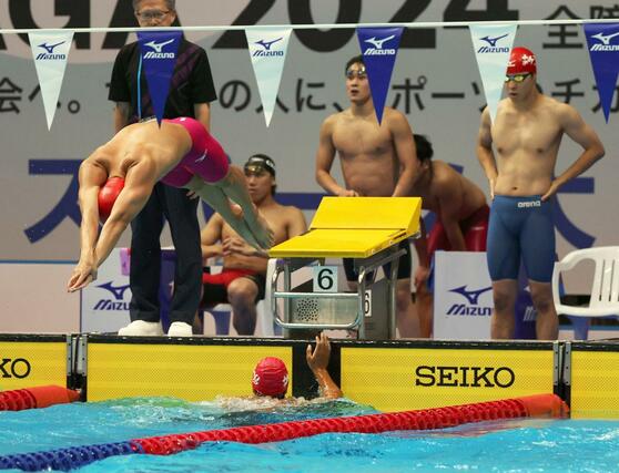 成年男子４００メートルメドレーリレー決勝　第２泳者の山中祥輝（東亞）から第３泳者の石崎慶祐（ミキハウス）にリレー＝９月１６日、佐賀市日の出２、ＳＡＧＡアクア