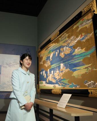 新潟市歴史博物館みなとぴあを視察される天皇、皇后両陛下の長女愛子さま＝７日、新潟市中央区