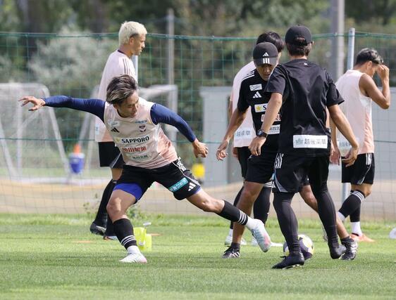 練習するDF舩木翔(中央)ら=聖籠町