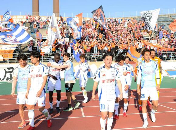 讃岐に快勝し、サポーターと喜びを分かち合う新潟の選手＝２２日、香川県丸亀市の四国化成ＭＥＧＬＩＯスタジアム