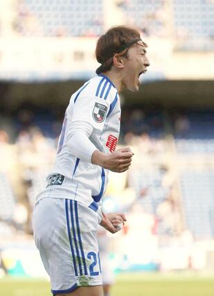 前半、FW太田修介が先制ゴールを決める=日産ス