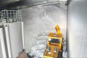 八海醸造の雪室で冷気パワーアップ　雪1000トン運び入れ