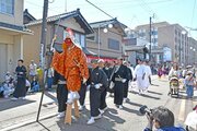 高げた鳴らすてんぐ様、どうか転ばないで…！「三条祭り」大名行列、市民ら400人が練り歩き