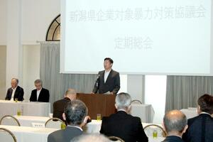企業の担当者らが反社会的勢力への対策を共有した協議会の総会=6月18日、新潟市中央区