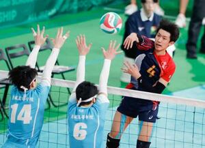 　清風―東山　第２セット、スパイクを決める東山・岩田＝東京体育館