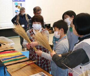 稲わらで手ぼうきを作ったワークショップ=柏崎市緑町