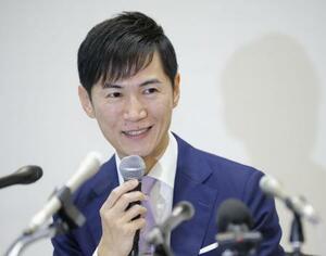記者会見する政治団体「再生の道」の石丸伸二代表=27日午前、東京都港区