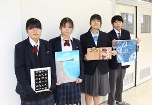 自分の作品を手にアート展をPRする生徒たち=五泉市村松甲