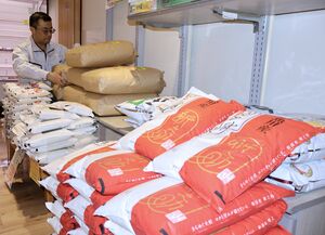 糸魚川市にあるJAえちご上越の直売所「ひすい食彩館」に並ぶ新之助。2024年夏の「令和の米騒動」では上越市産を供給して品薄を乗り切った